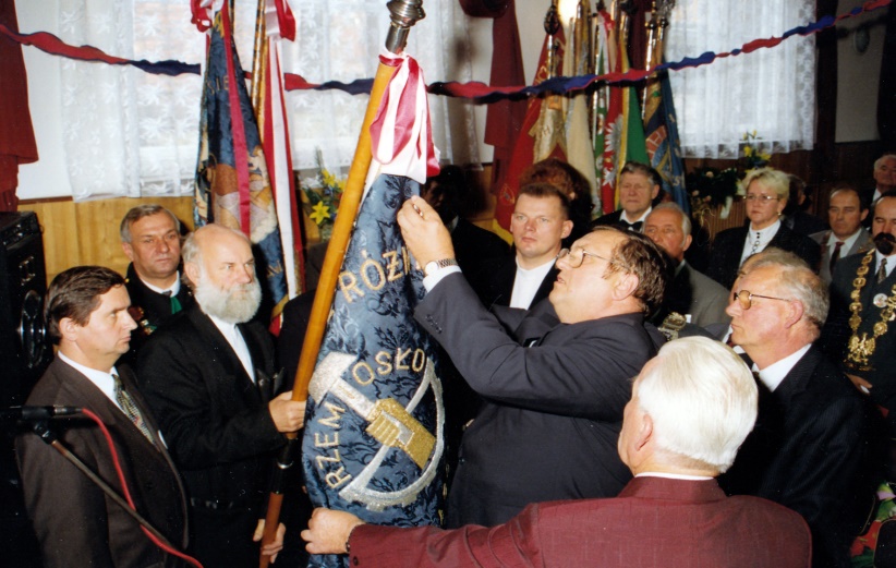 Fot.21.Dekoracja sztandaru Cechu Honorową Odznaką Rzemiosła
