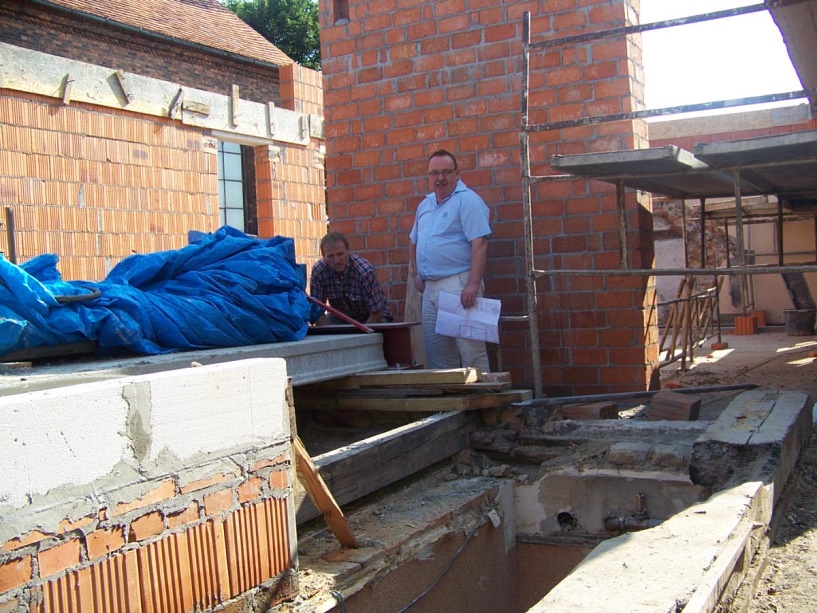 Fot. 33 Od lewej  Józef Robak – podstarszy cechu oraz                                                 Jacek Dutkiewicz – starszy cechu ,nadzorują prowadzone prace budowlane