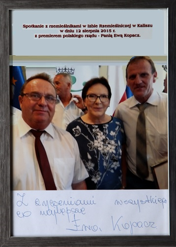 Fot. 45 Pamiątkowe zdjęcie ze spotkania z Panią Premier Ewą Kopacz  oraz  dedykacją dla Cechu.