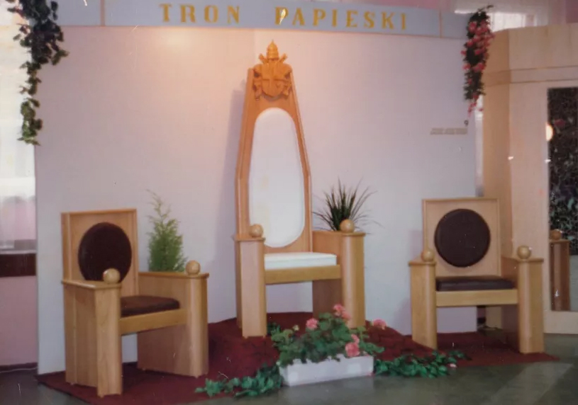 Fot. 23 Tron papieski z fotelami na „Wystawie Rzemiosła” 1997 r.